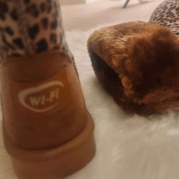 BNIB child's Wi-Fi Fuzzy leopard print boots! - Picture 10 of 11